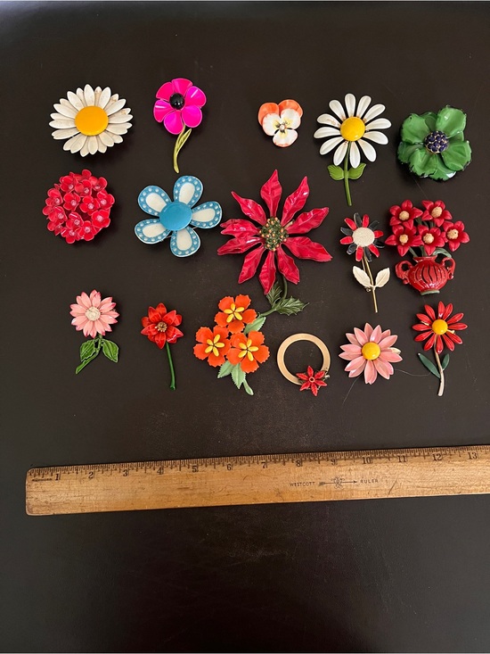 Vintage Jewelry - 1960's Vintage Metal Enamel/plastic Flower Brooch Lot of 16